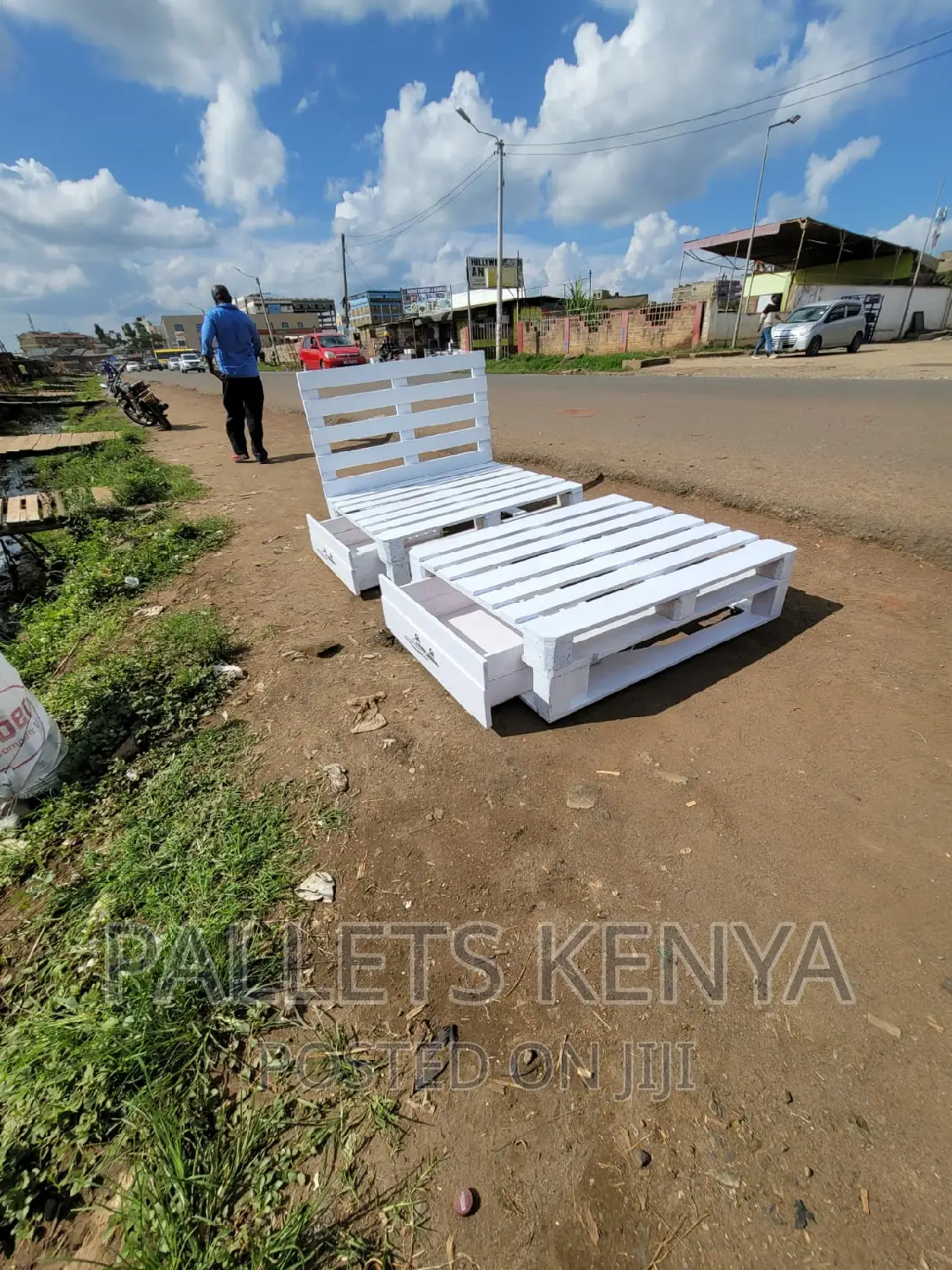 Pallet Bed- 4*6 White Pallet Bed With Drawers. (#KA05 )