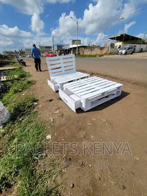 Pallet Bed- 4*6 White Pallet Bed With Drawers. (#KA05 )