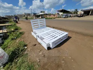 Pallet Bed- 4*6 White Pallet Bed With Drawers. (#KA07)