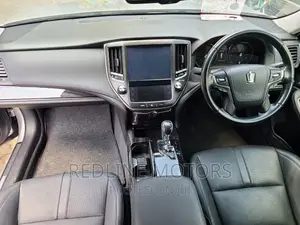 Toyota Crown 2017 Silver