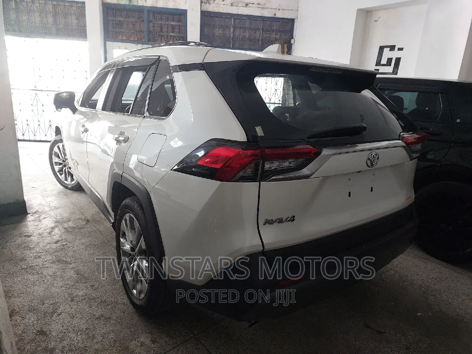 Toyota RAV4 XLE Premium AWD 2019 White