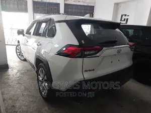 Toyota RAV4 XLE Premium AWD 2019 White