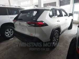 Toyota RAV4 XLE Premium AWD 2019 White