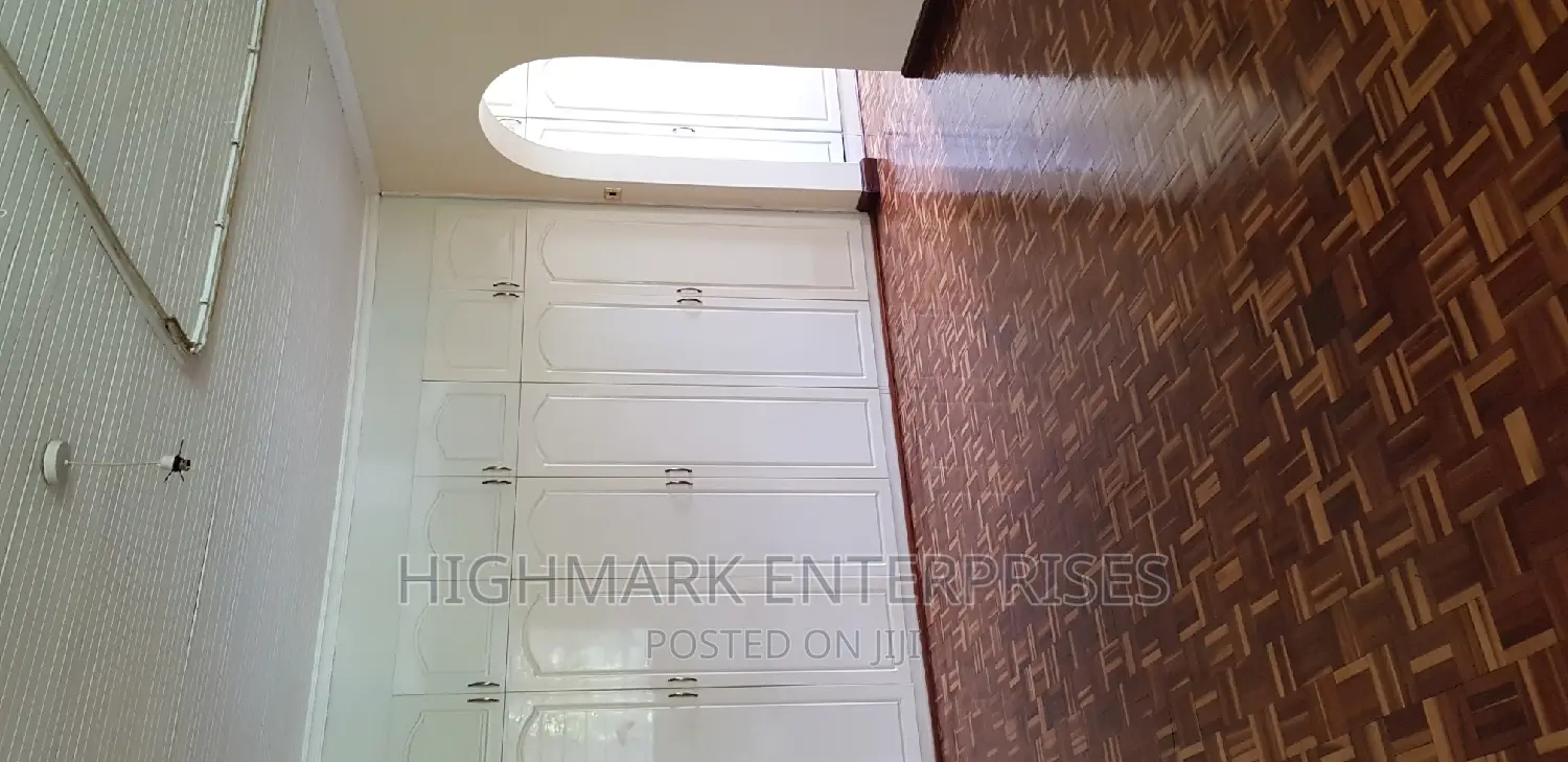 5bdrm Maisonette in Ridgeways for sale