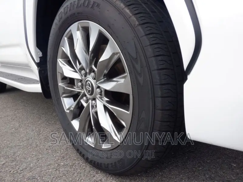 New Toyota Land Cruiser J300 4.0 2022 Pearl