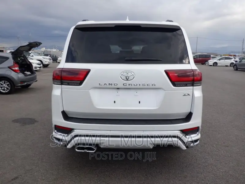 New Toyota Land Cruiser J300 4.0 2022 Pearl
