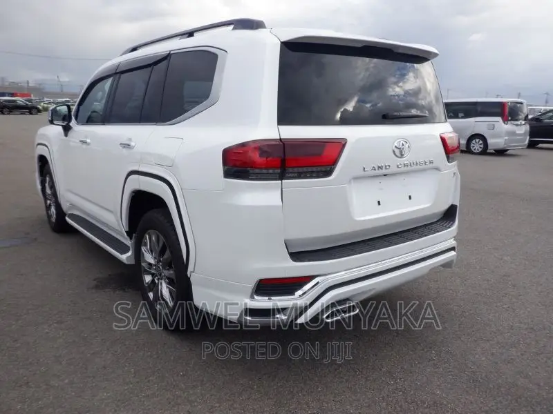 New Toyota Land Cruiser J300 4.0 2022 Pearl