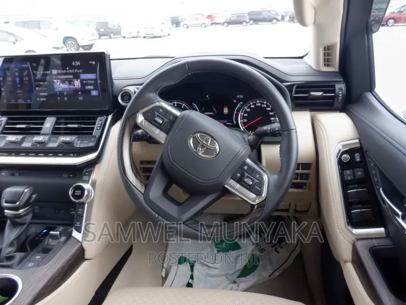 New Toyota Land Cruiser J300 4.0 2022 Pearl