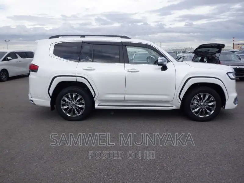 New Toyota Land Cruiser J300 4.0 2022 Pearl