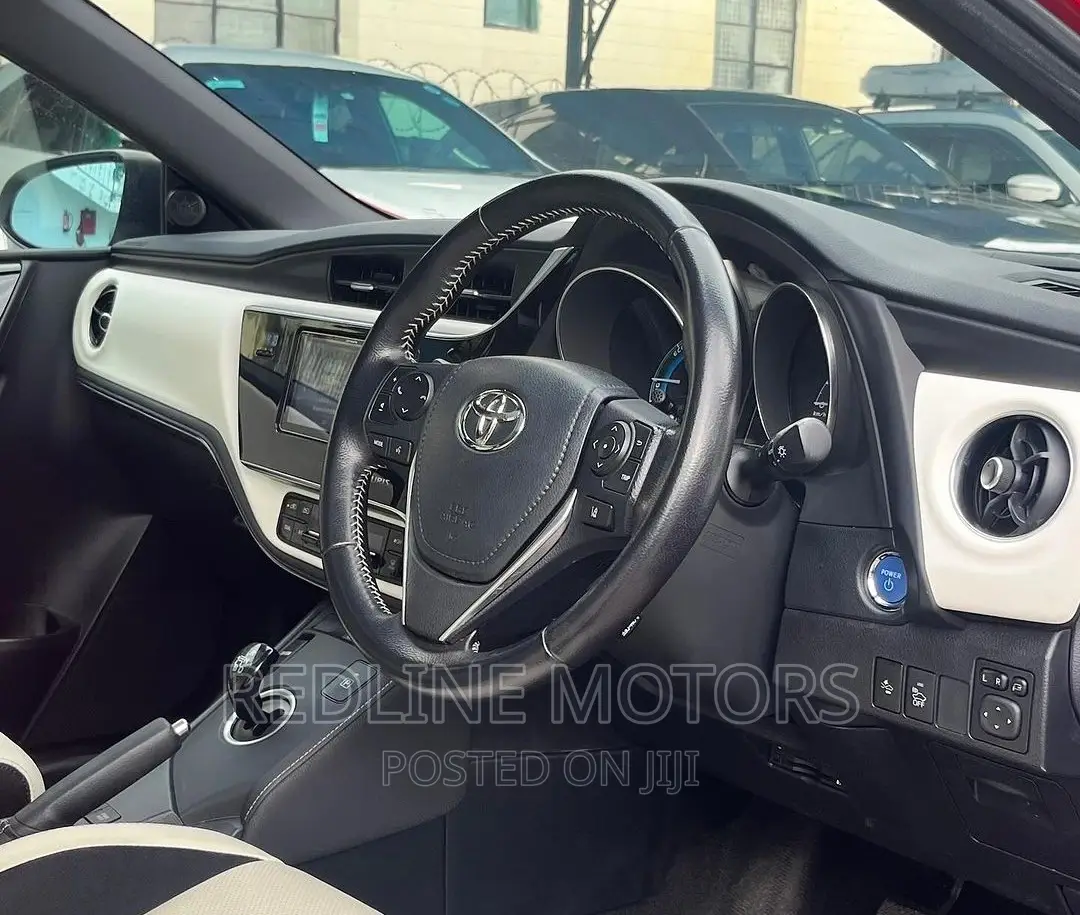 Toyota Auris 2016 Red