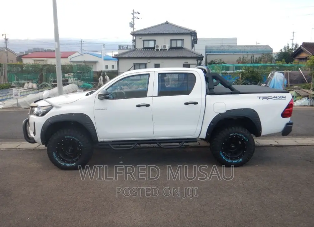 Toyota Hilux 2021 White
