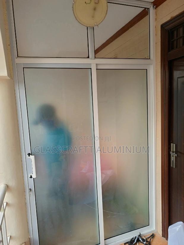 Opaque Aluminum Sliding Door - thumbnail 3