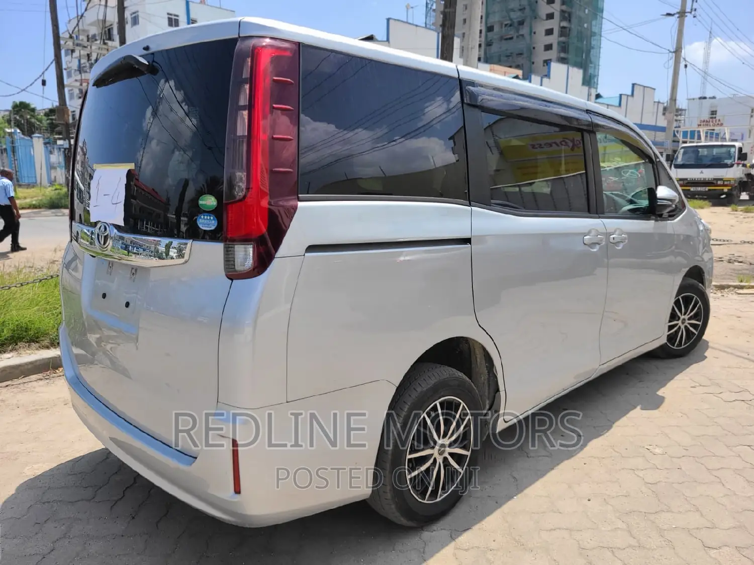 Toyota Noah 2.0 AWD (7 Seater) 2016 Silver