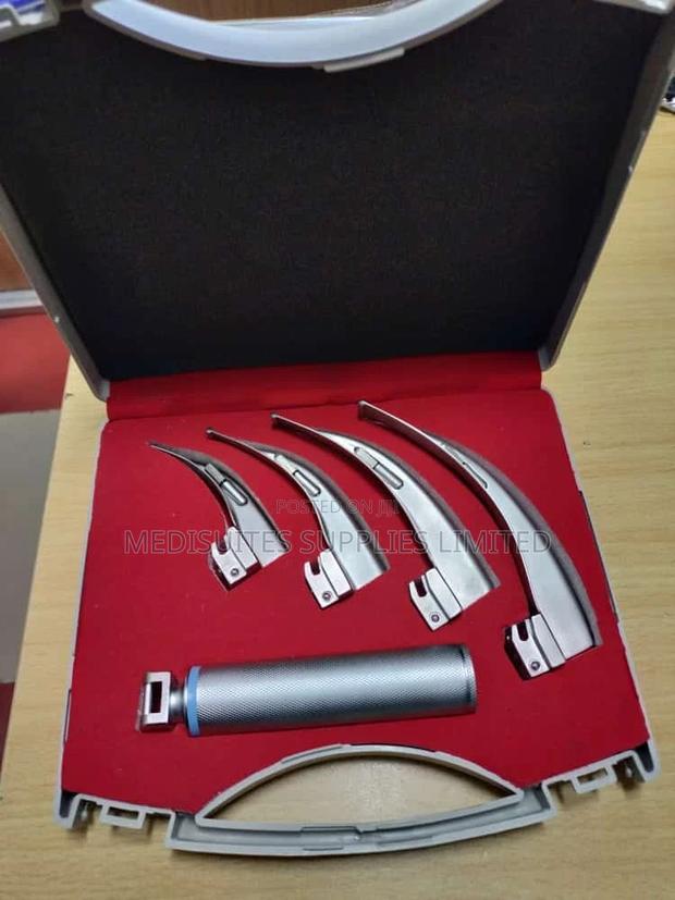 Laryngoscope ( 4 Blades.)