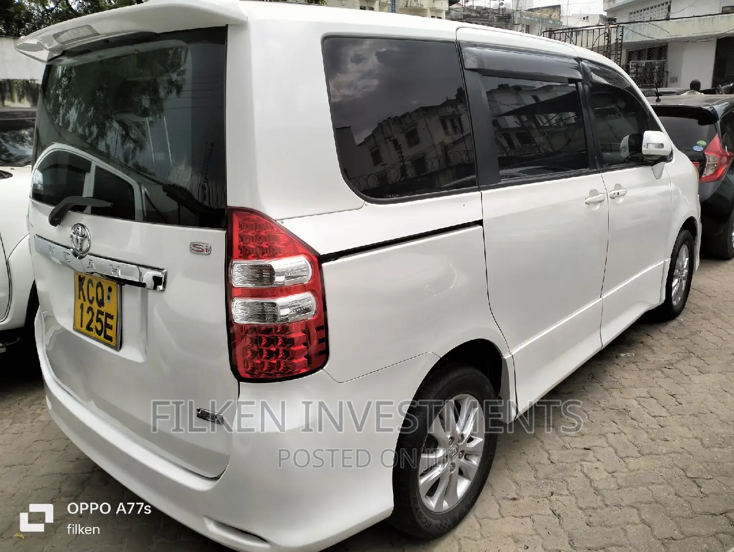 Toyota Noah 2.0 143hp FWD (7 Seater) 2009 White