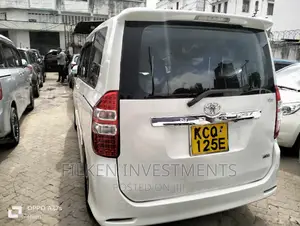 Toyota Noah 2.0 143hp FWD (7 Seater) 2009 White