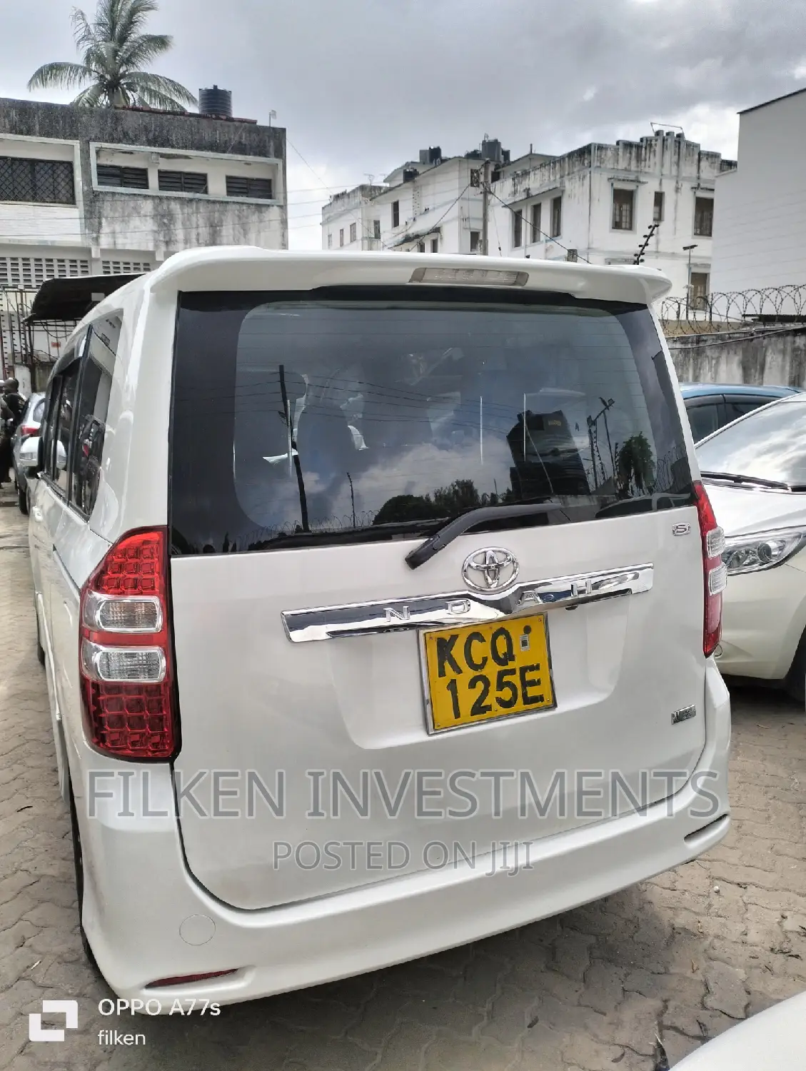 Toyota Noah 2.0 143hp FWD (7 Seater) 2009 White