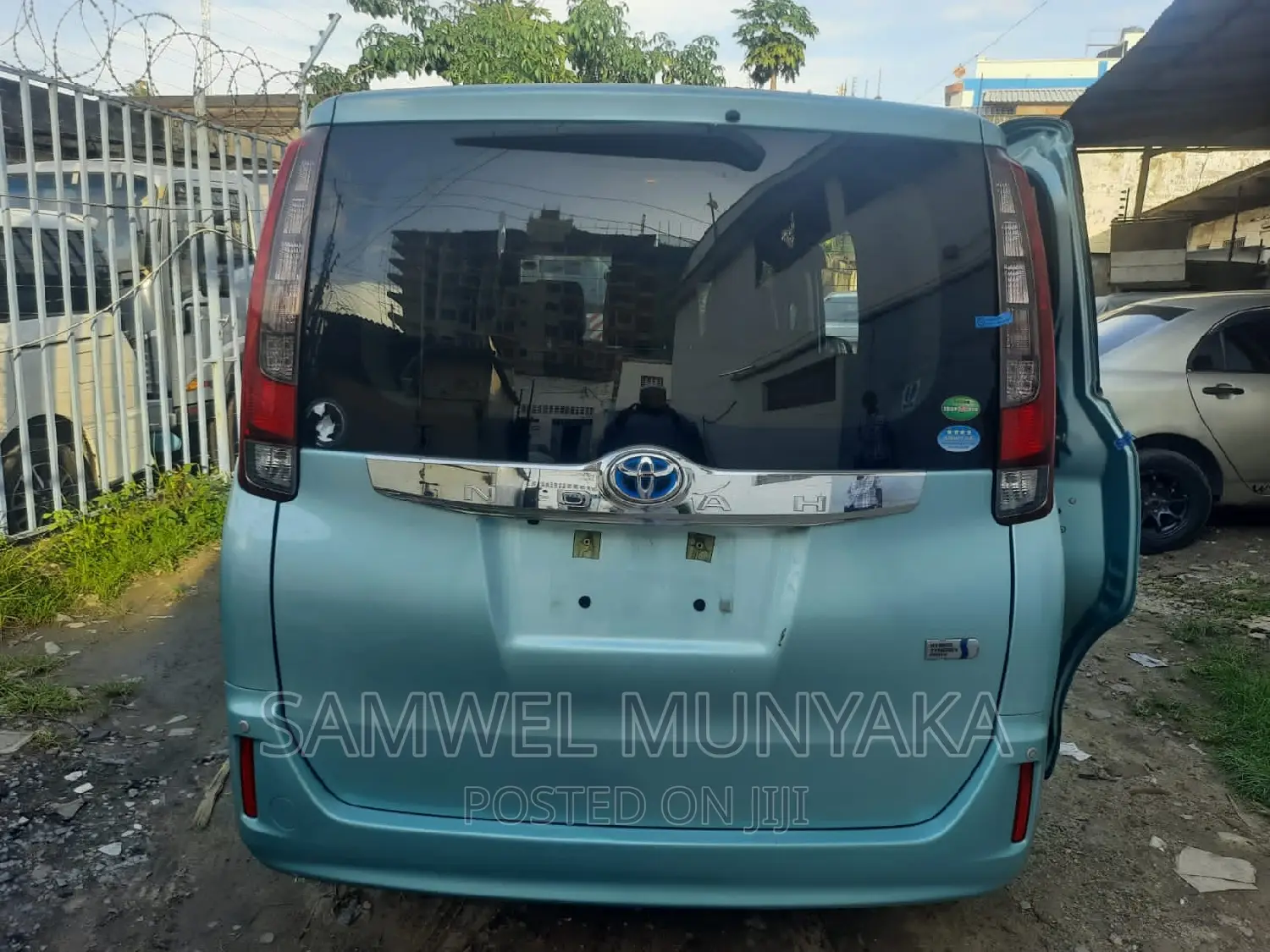Toyota Noah 1.8 FWD Hybrid (7 seater) 2016 Blue