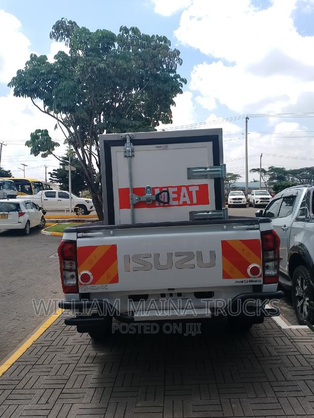 New Isuzu D-MAX 2023 White - thumbnail 5