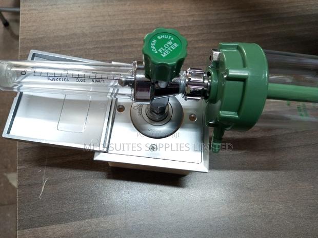Wall Mounted Regulator With Oxygen Outlet - thumbnail 2