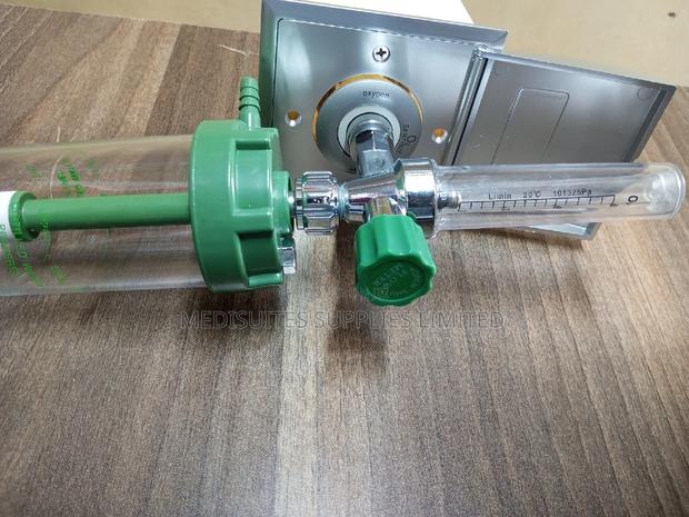 Wall Mounted Regulator With Oxygen Outlet - thumbnail 3
