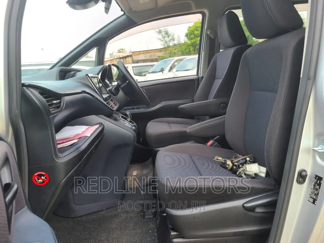 Toyota Noah 1.8 FWD Hybrid (7 seater) 2016 Silver