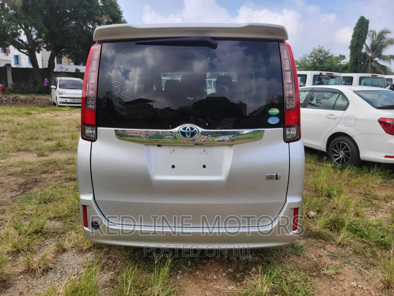 Toyota Noah 1.8 FWD Hybrid (7 seater) 2016 Silver