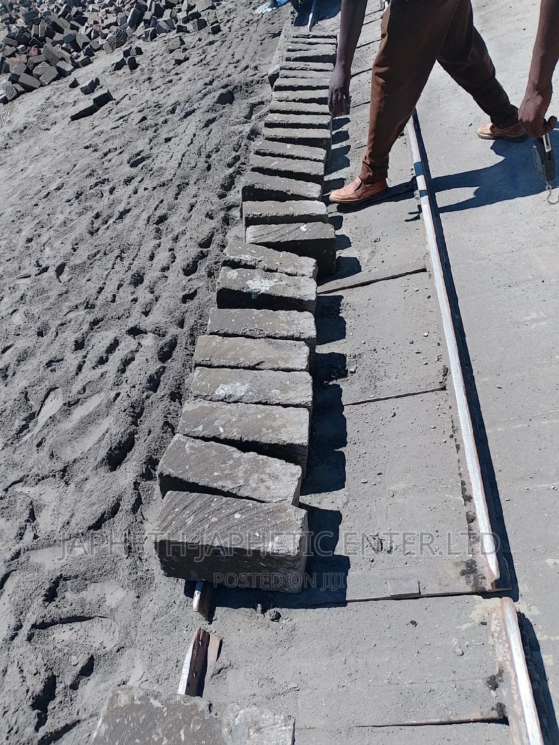 1000pcs of 6*9 Machine Cut Stones at .