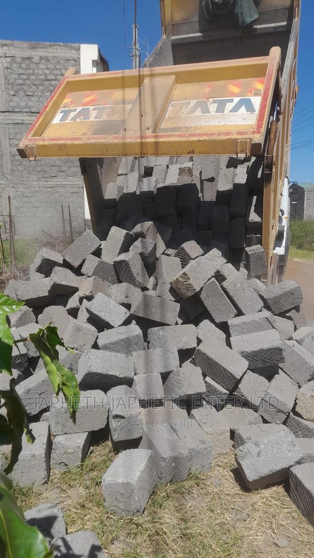 Tipping Ndarugo Stones At Client Site,Mawe Ya Machine Cut