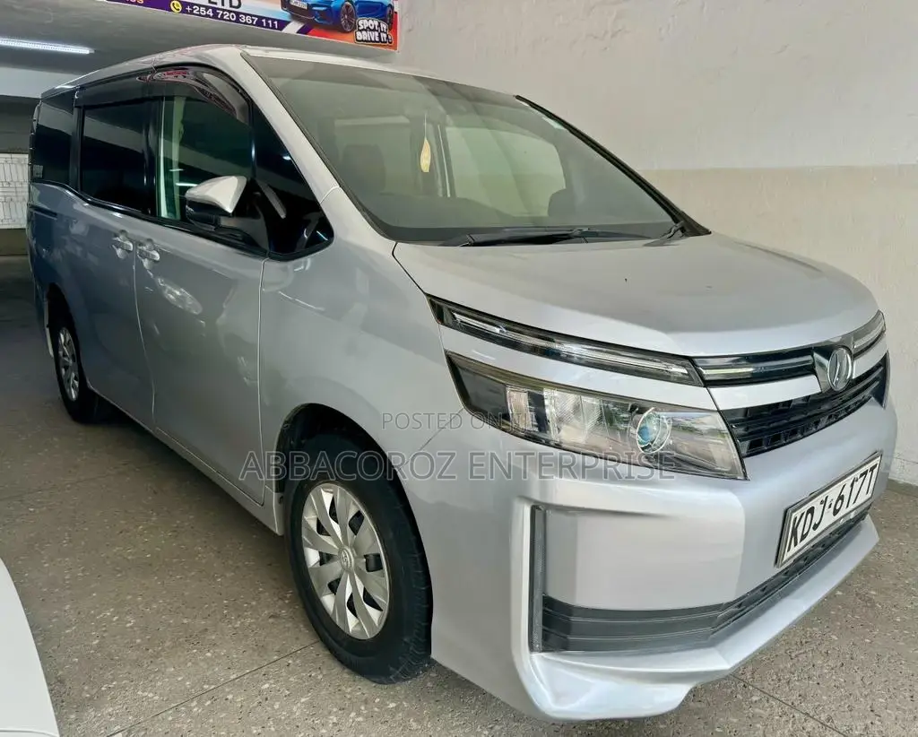 Toyota Voxy 2015 Silver