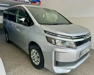 Toyota Voxy 2015 Silver