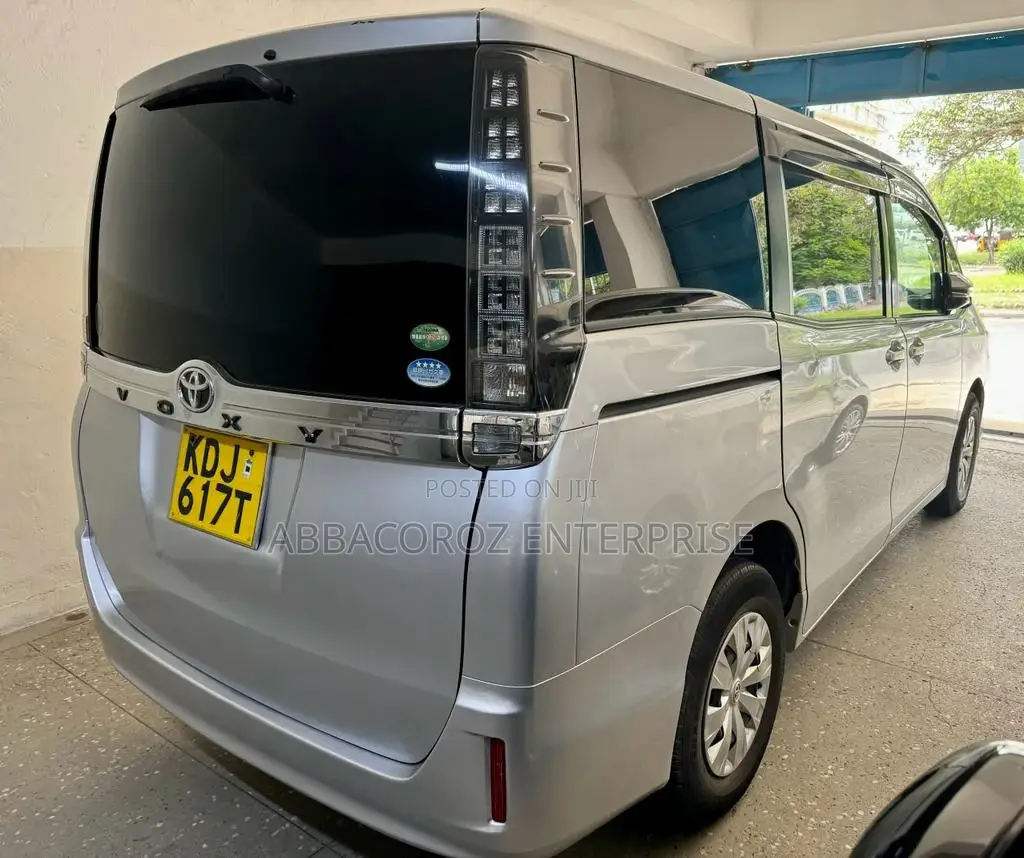 Toyota Voxy 2015 Silver