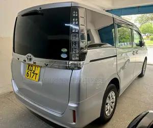 Toyota Voxy 2015 Silver