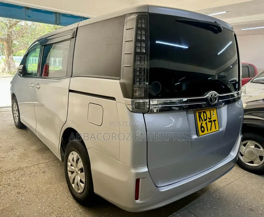 Toyota Voxy 2015 Silver