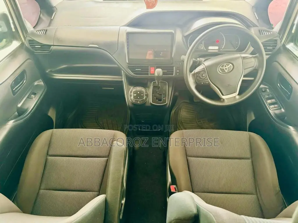 Toyota Voxy 2015 Silver