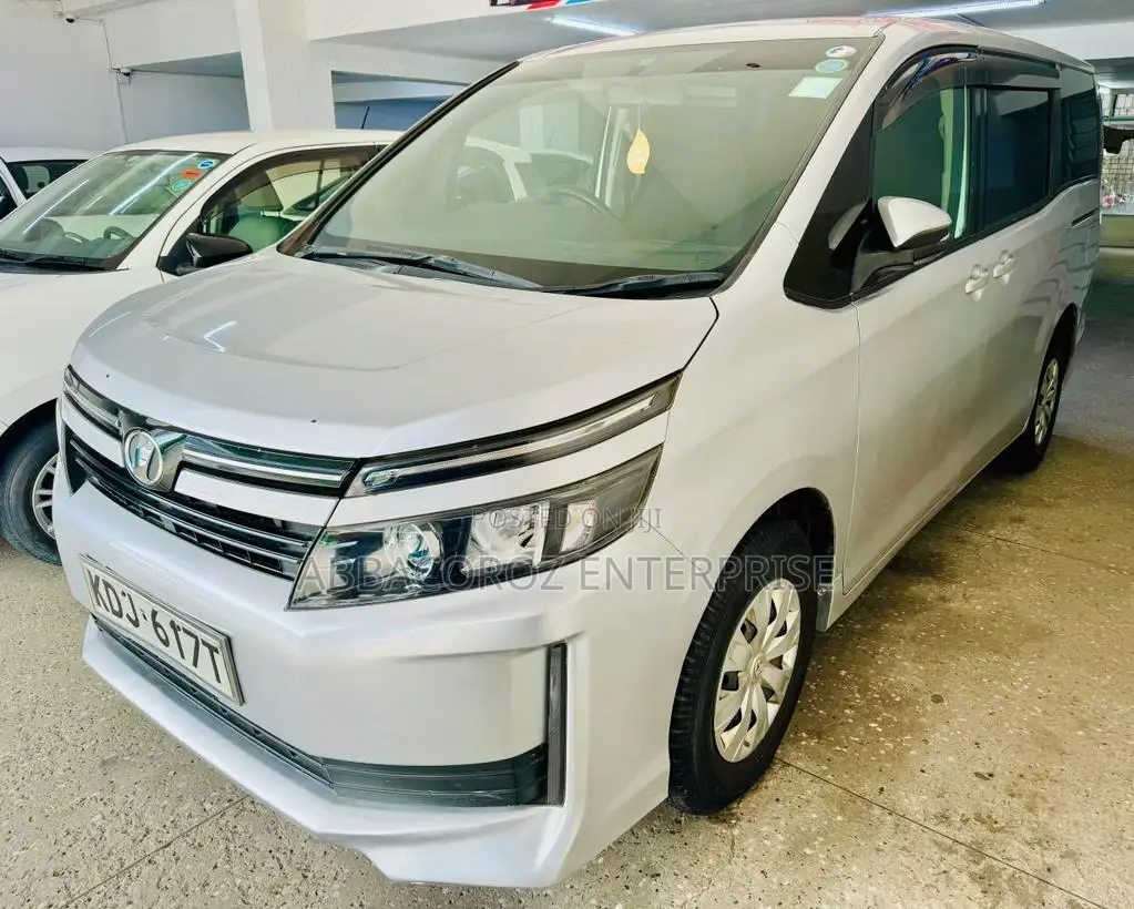 Toyota Voxy 2015 Silver