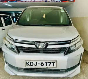 Toyota Voxy 2015 Silver