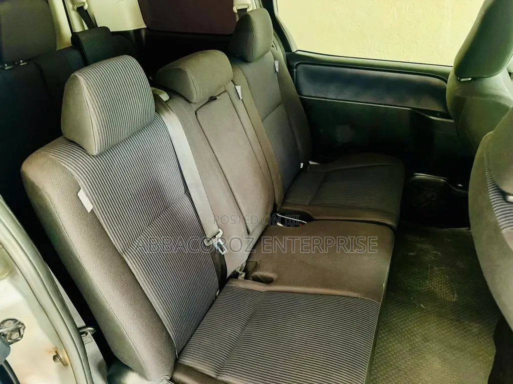 Toyota Voxy 2015 Silver