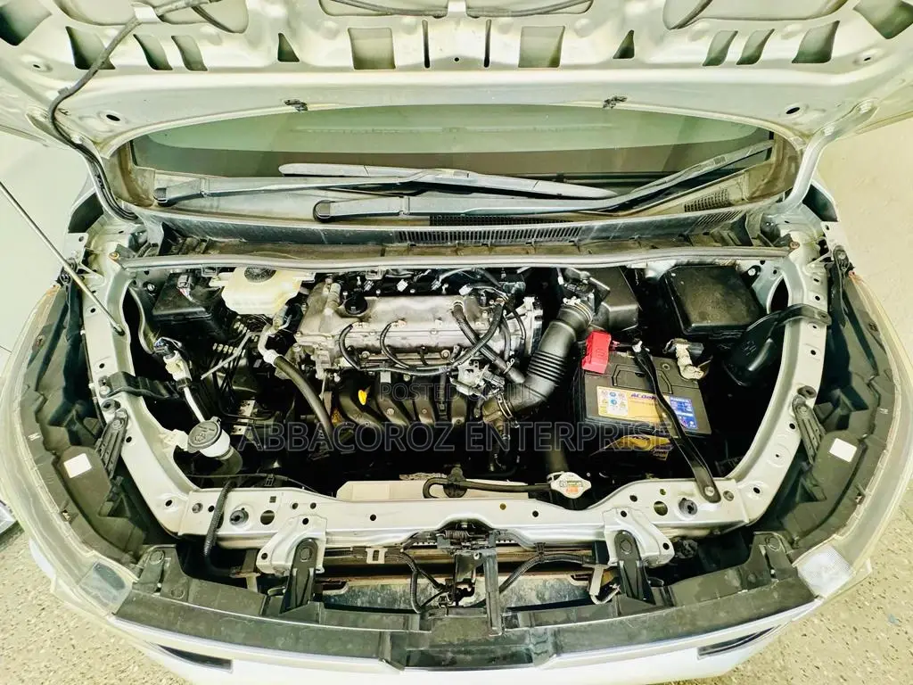 Toyota Voxy 2015 Silver
