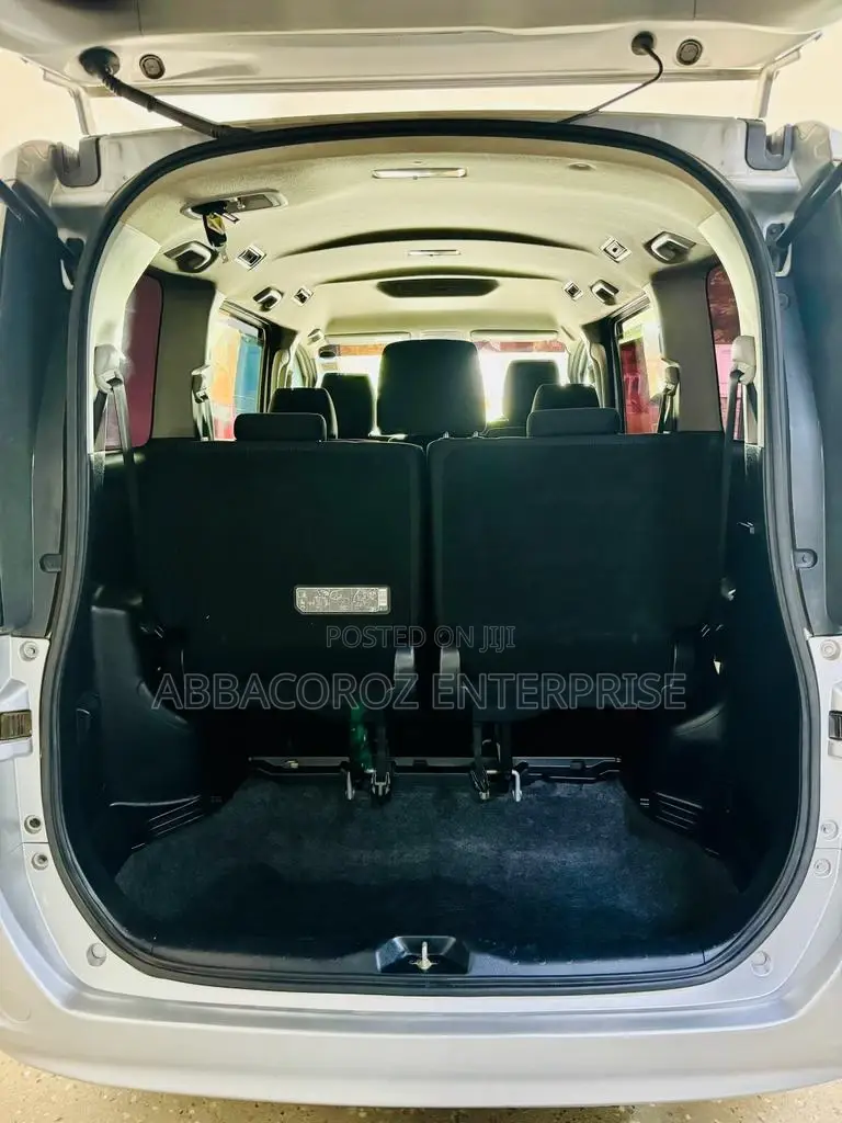 Toyota Voxy 2015 Silver