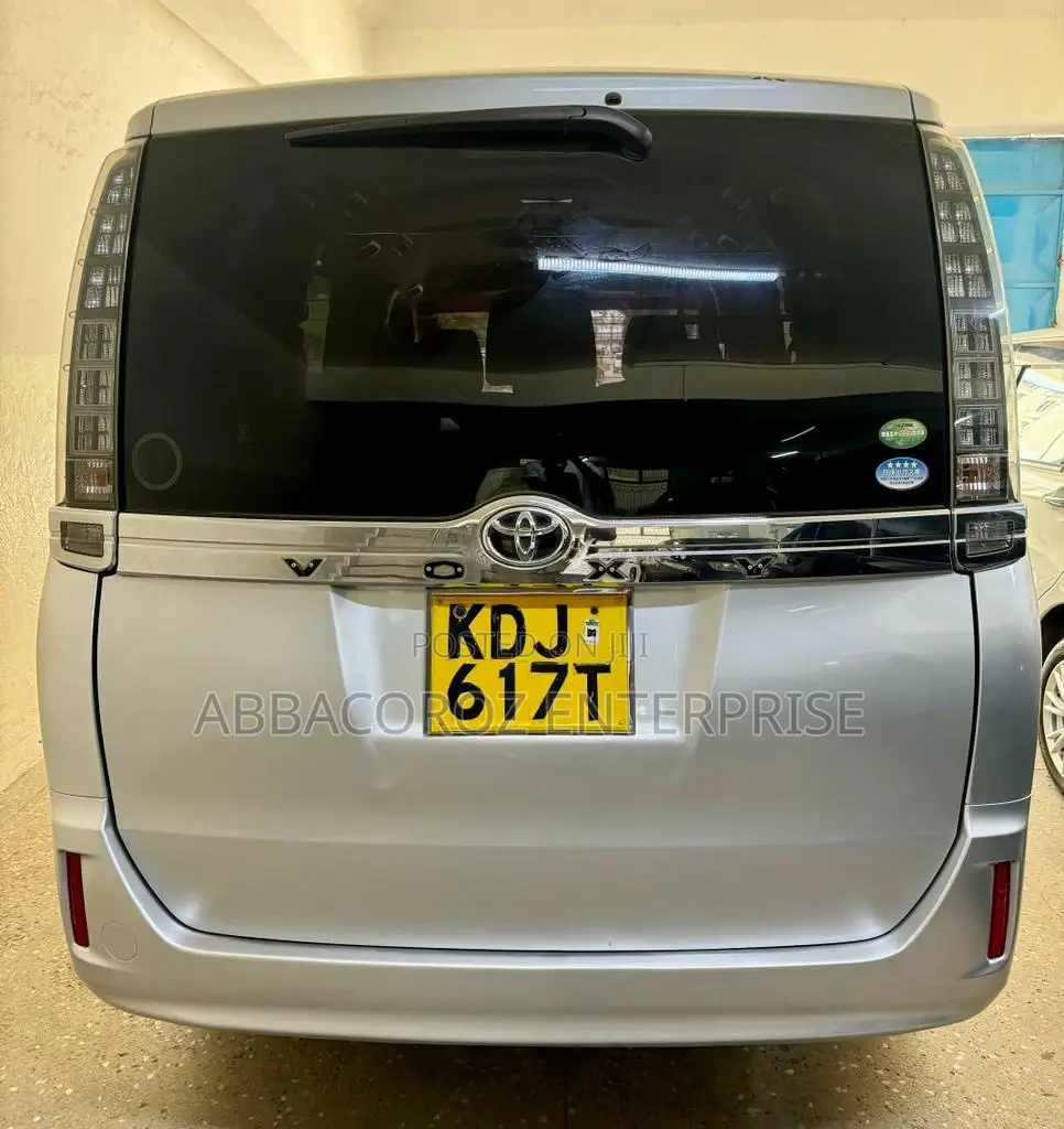 Toyota Voxy 2015 Silver