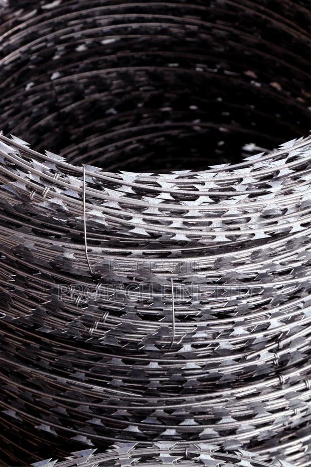 450mm Galvanized Cross Barbed Razor Wire - thumbnail 3