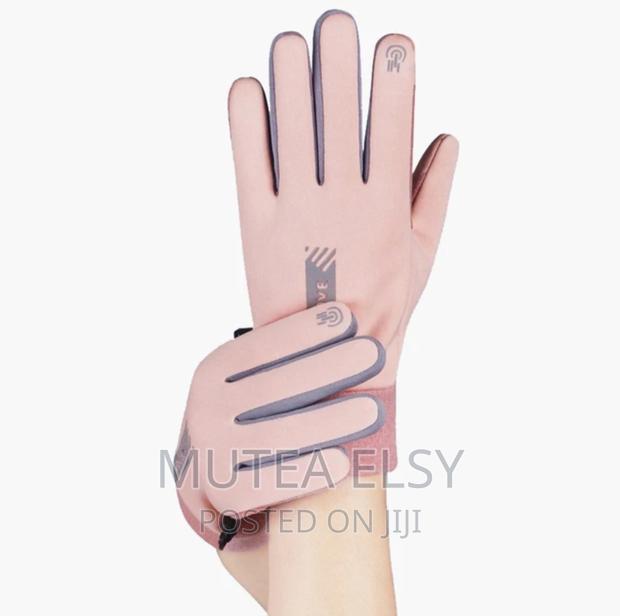Pink Velvet Sport Gloves for Riding.