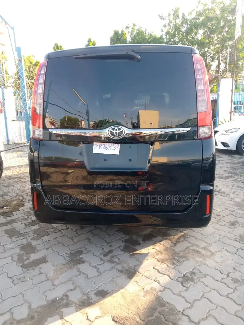 Toyota Esquire 2.0 FWD (7 seater) 2016 Matt Black