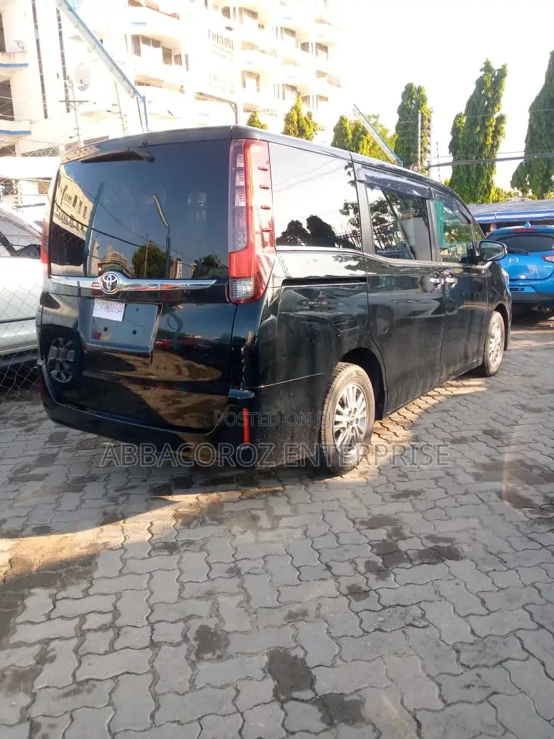 Toyota Esquire 2.0 FWD (7 seater) 2016 Matt Black