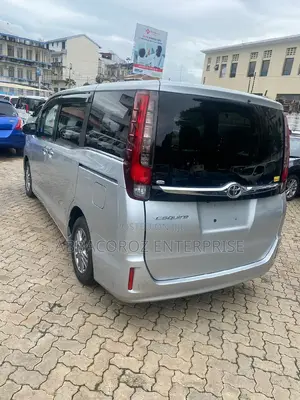 Toyota Esquire 2.0 FWD (7 seater) 2016 Silver