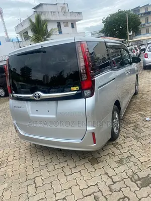Toyota Esquire 2.0 FWD (7 seater) 2016 Silver