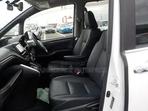 Toyota Esquire 1.8 FWD Hybrid (7 seater) 2017 Off white
