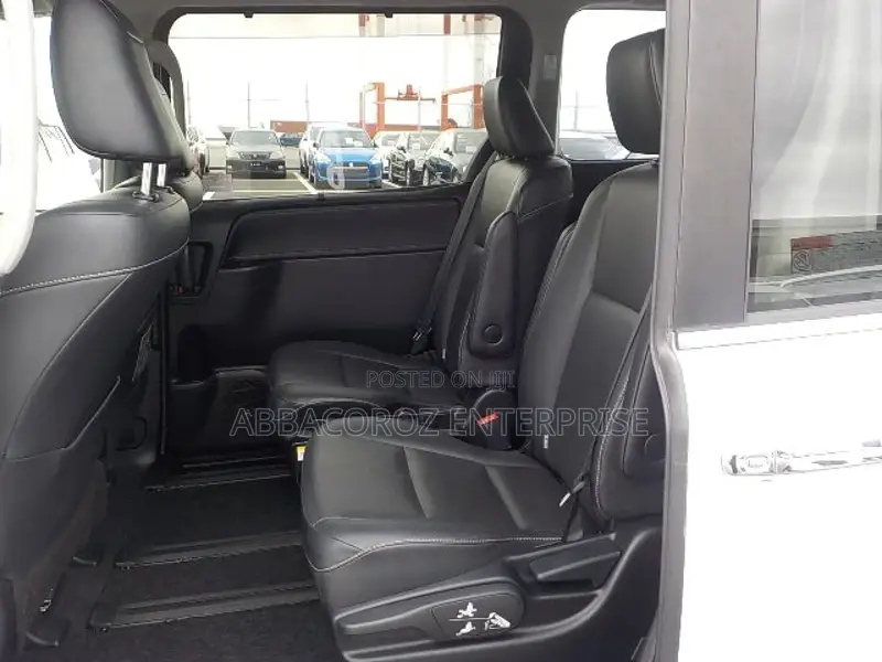 Toyota Esquire 1.8 FWD Hybrid (7 seater) 2017 Off white