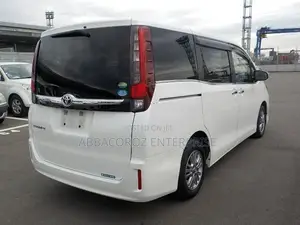 Toyota Esquire 1.8 FWD Hybrid (7 seater) 2017 Off white